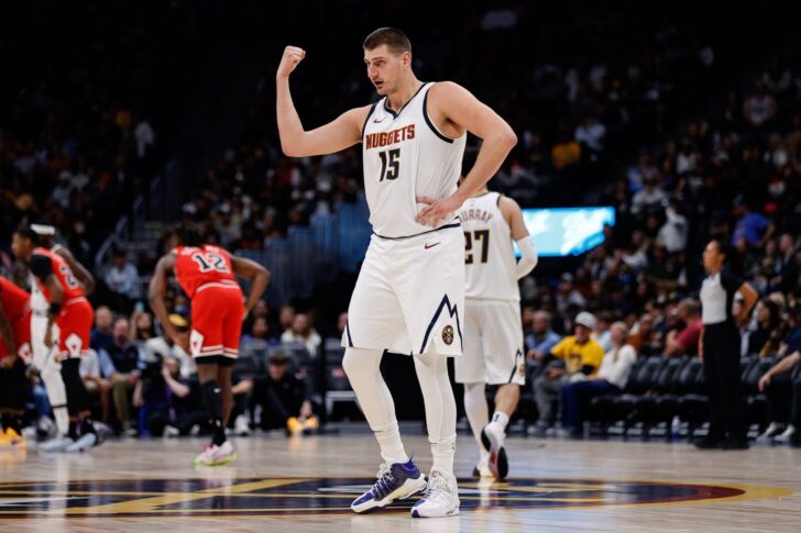 Esperando con ansias el primer partido entre Los Angeles Lakers y Denver Nuggets